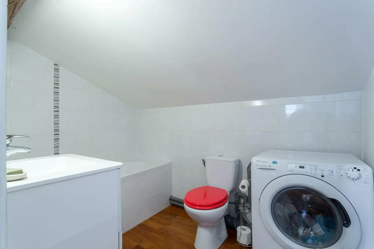 Lyon Apartment 0*,